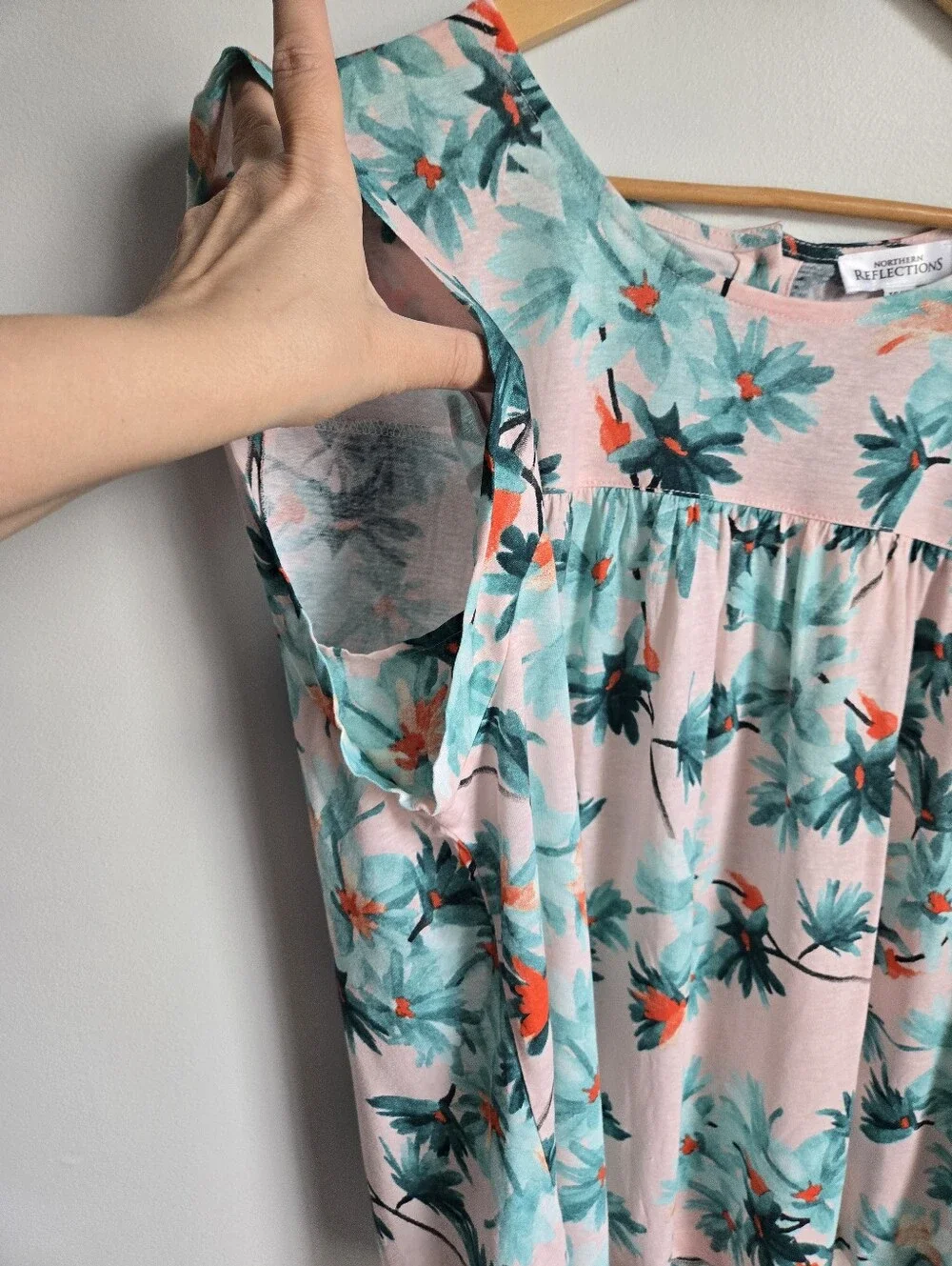 New NORTHERN REFLECTIONSPink Floral Short Sleeve Linen & Rayon Top - Picture 3 of 9